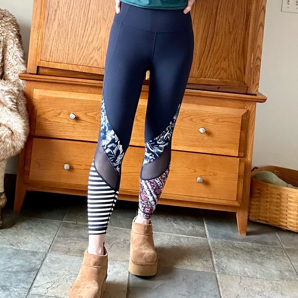 ATHLETA BUTTER SOFT SALUTATION 7/8 MIXED BEACH PRINTS NAVY MESH BOTTOMS